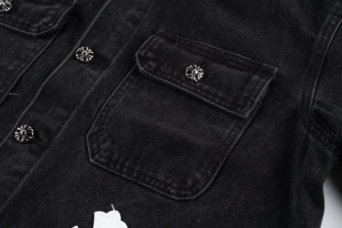 P260 ChromeHearts classic embroidered leather label distressed washed two-color denim jacket 🐂 Hot new release 🐂 High-quality denim fabric The upper body is comfortable and stylish High-quality turning and fine washing The details are clearly identifiable The classic design is iconic 🔥A must-have for daily street use It is very suitable for the current season 👍🏻 The loose fit upper body covers the flesh, simple, comfortable and fun with the trend! 💯 Style number: 1586# Color: black with white label Size: M L